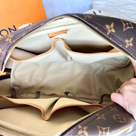 Louis Vuitton Deauville bag with NEW VACHETTA replaced by LV. Receipt included. - Picture 10 of 17